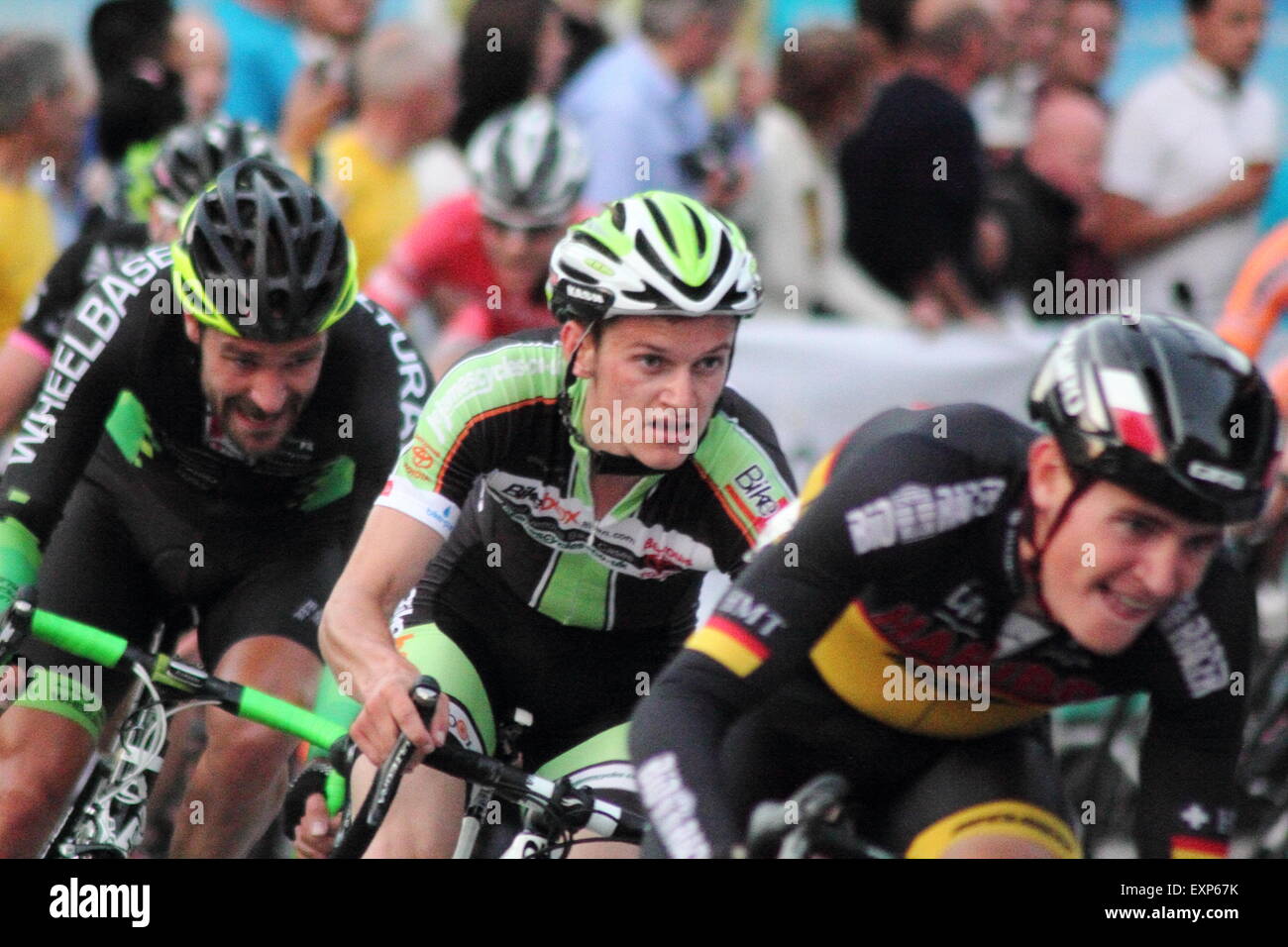 Les cyclistes participant à Sheffield Grand Prix race à travers le centre-ville - été 2014 Banque D'Images