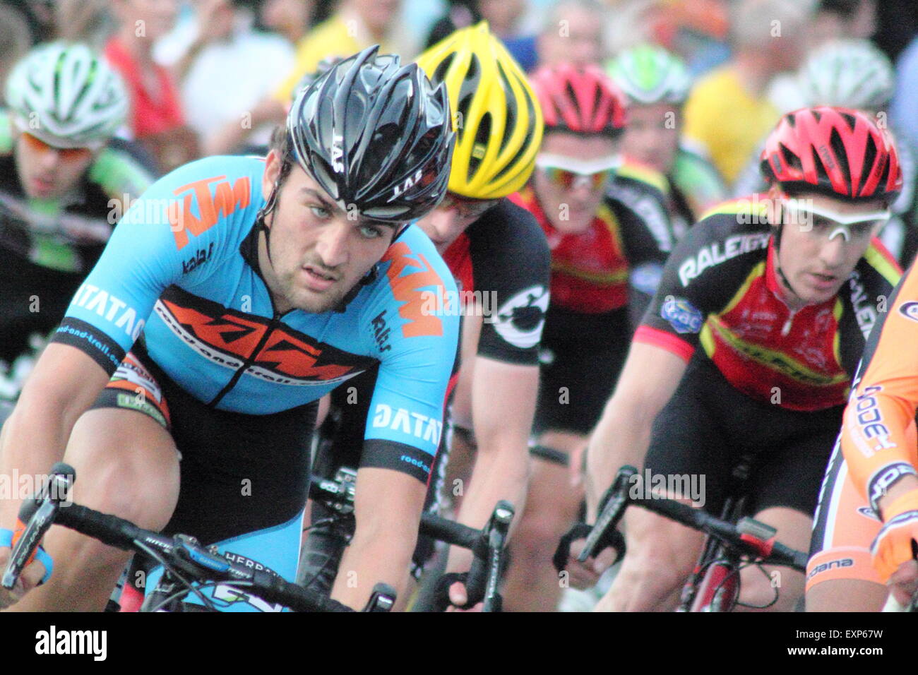 Les cyclistes participant à Sheffield Grand Prix race à travers le centre-ville - été 2014 Banque D'Images