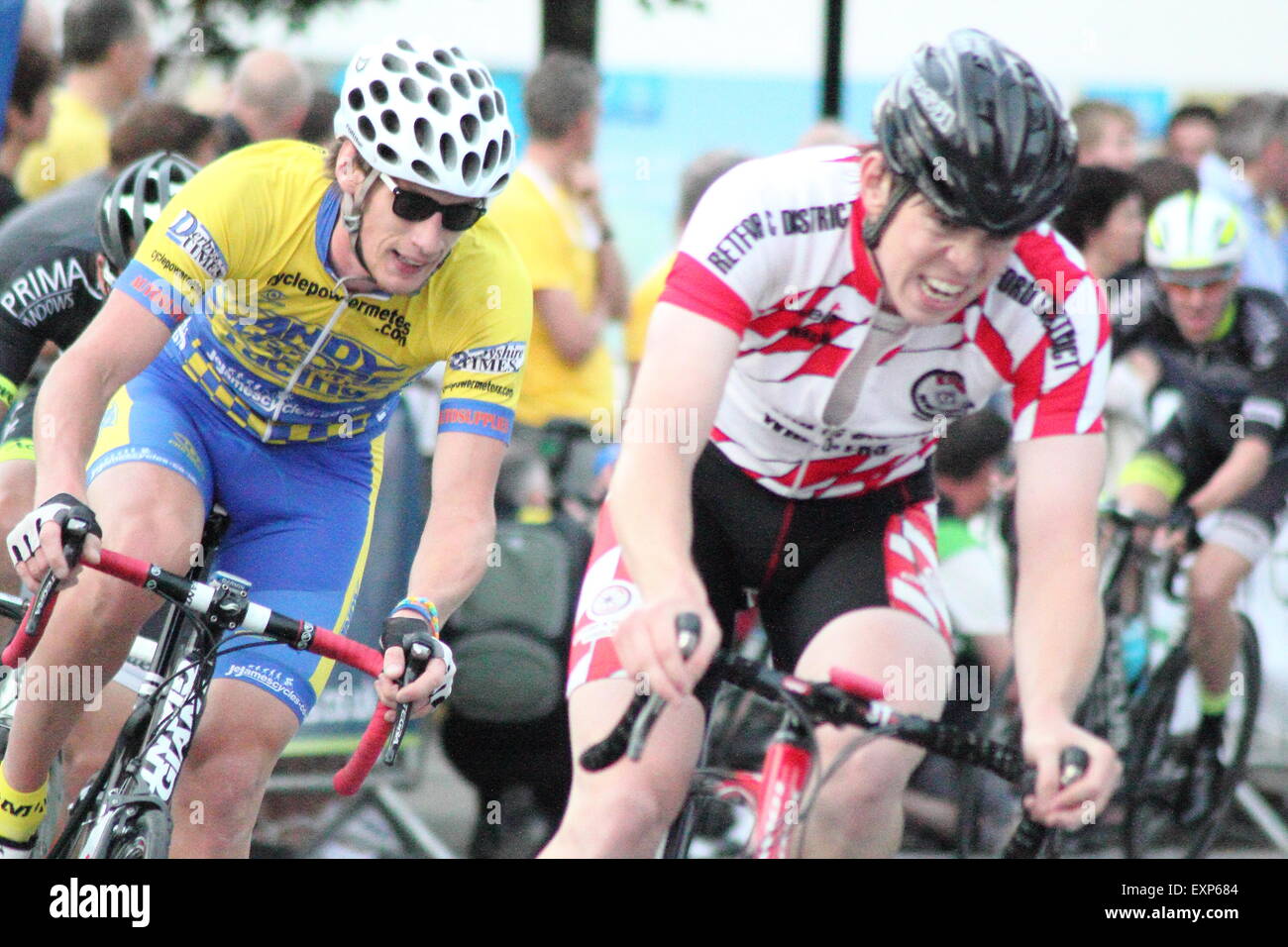 Les cyclistes participant à Sheffield Grand Prix race à travers le centre-ville - été 2014 Banque D'Images