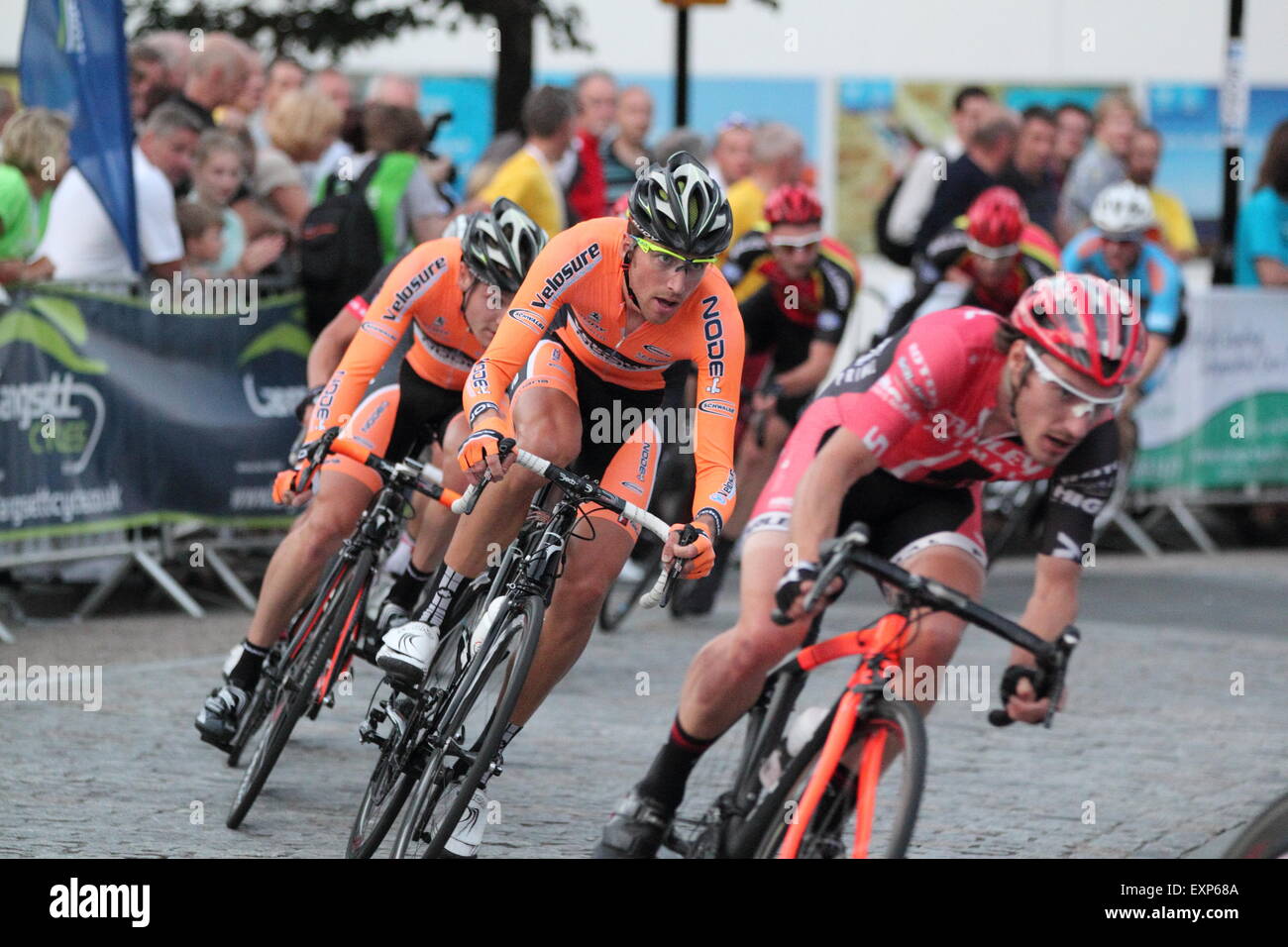 Les cyclistes participant à Sheffield Grand Prix race à travers le centre-ville - été 2014 Banque D'Images