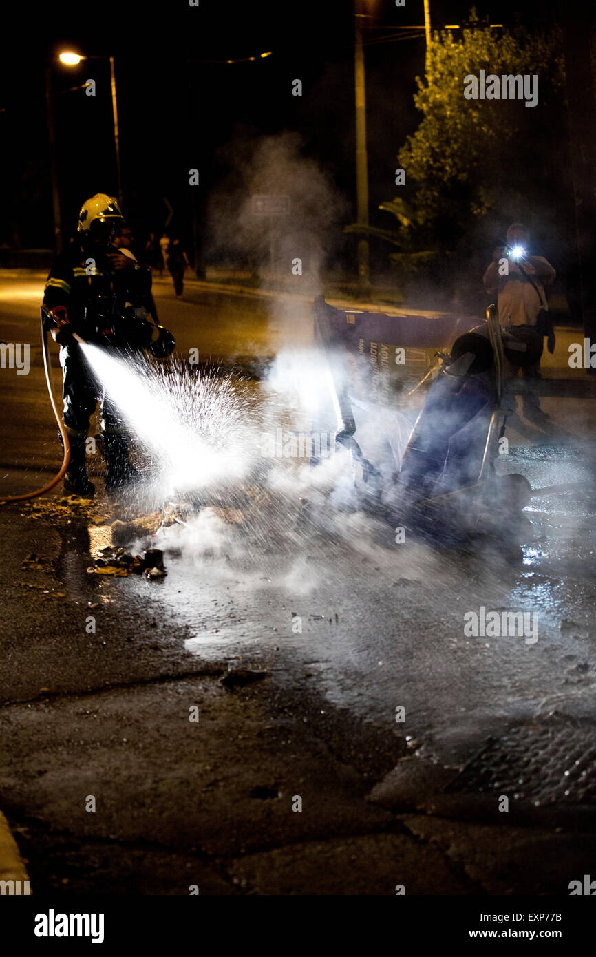 Athènes, Grèce. 15 juillet, 2015. Dommages causés par les anarchistes au cours de la lutte contre les manifestations d'austérité à Athènes alors que le 3e vote de renflouement est duscussed dans le parlement grec. Crédit : Martin Garnham/Alamy Live News Banque D'Images