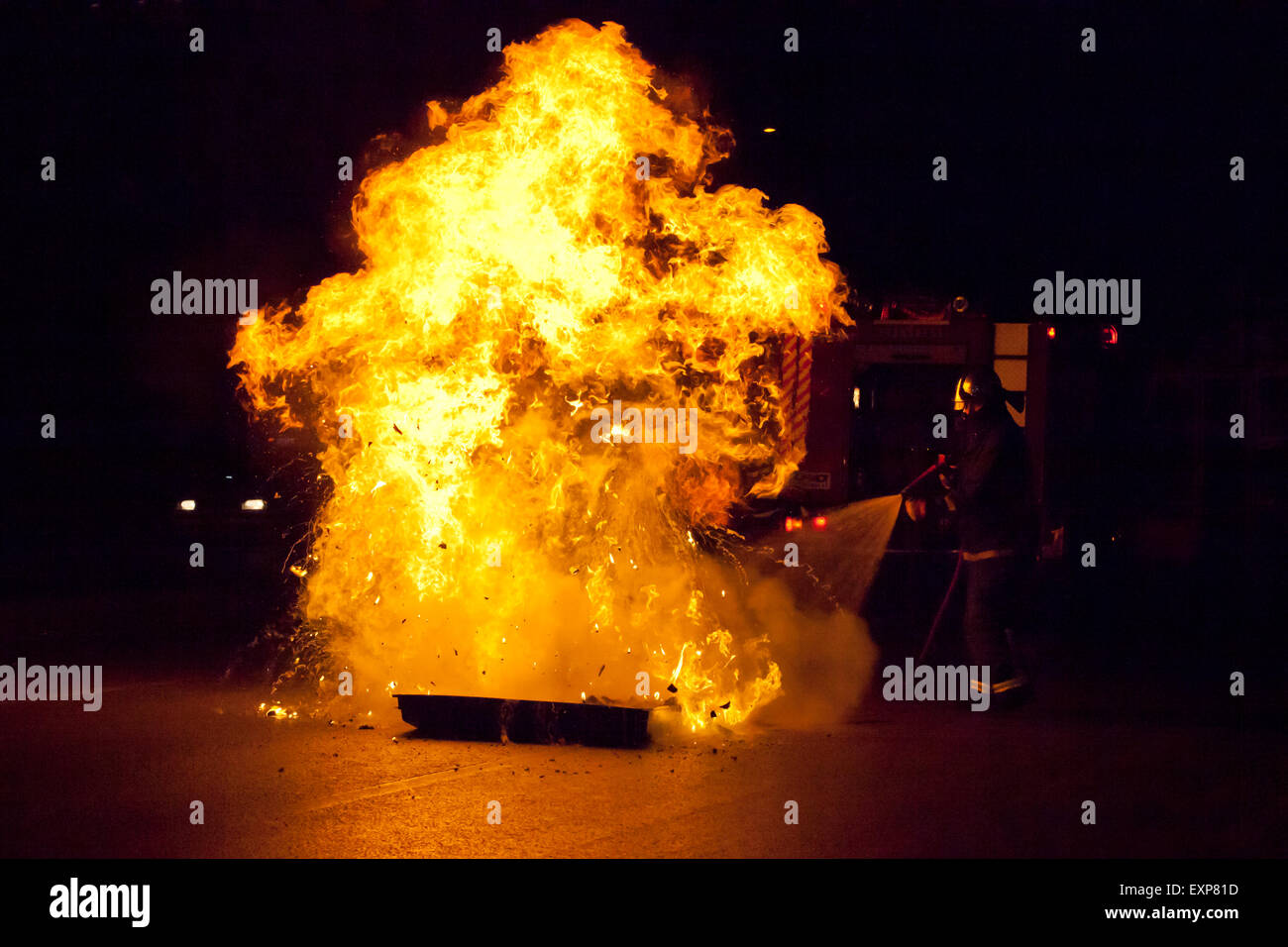 Athènes, Grèce. 15 juillet, 2015. Fireman distinguer les dommages causés par les anarchistes au cours de la lutte contre les manifestations d'austérité à Athènes alors que le 3e vote de renflouement est discuté au parlement grec. Crédit : Martin Garnham/Alamy Live News Banque D'Images