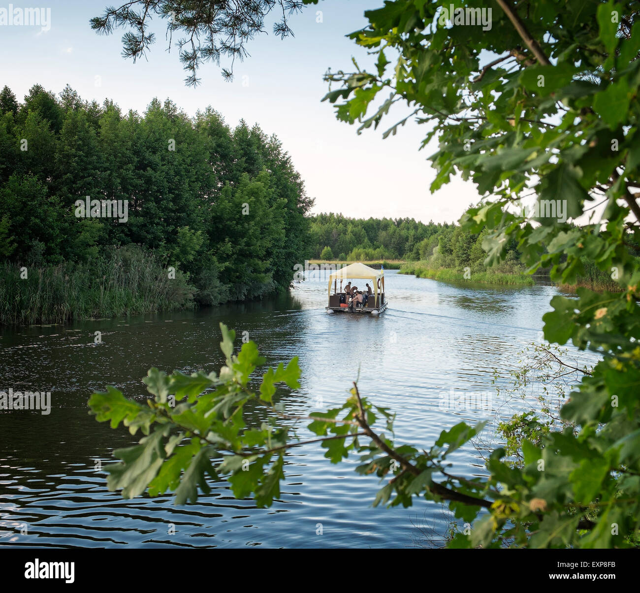 Radeau flottant sur la rivière d'été Banque D'Images