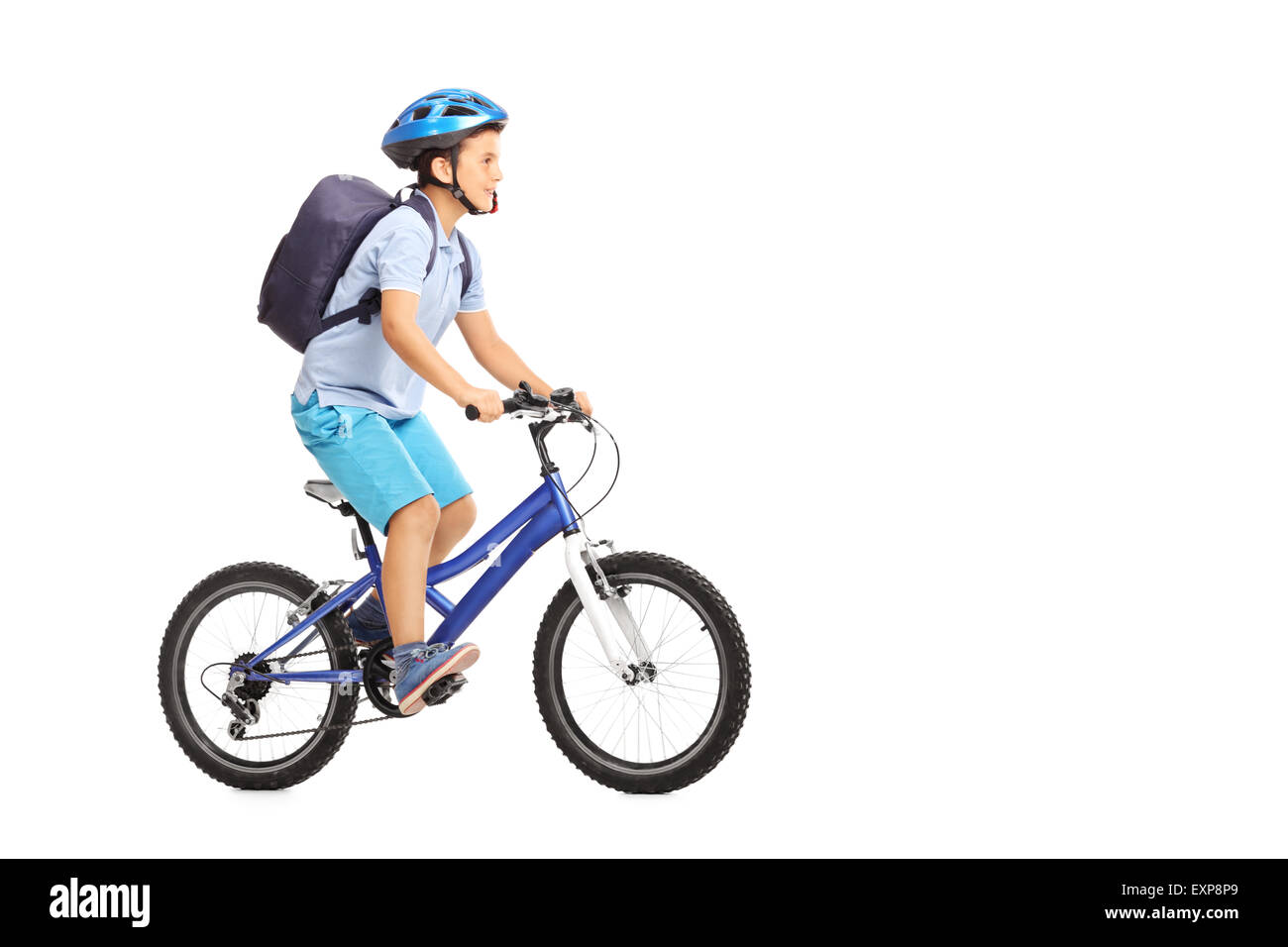 Portrait d'un écolier avec un casque et un sac à dos bleu le vélo isolé sur fond blanc Banque D'Images