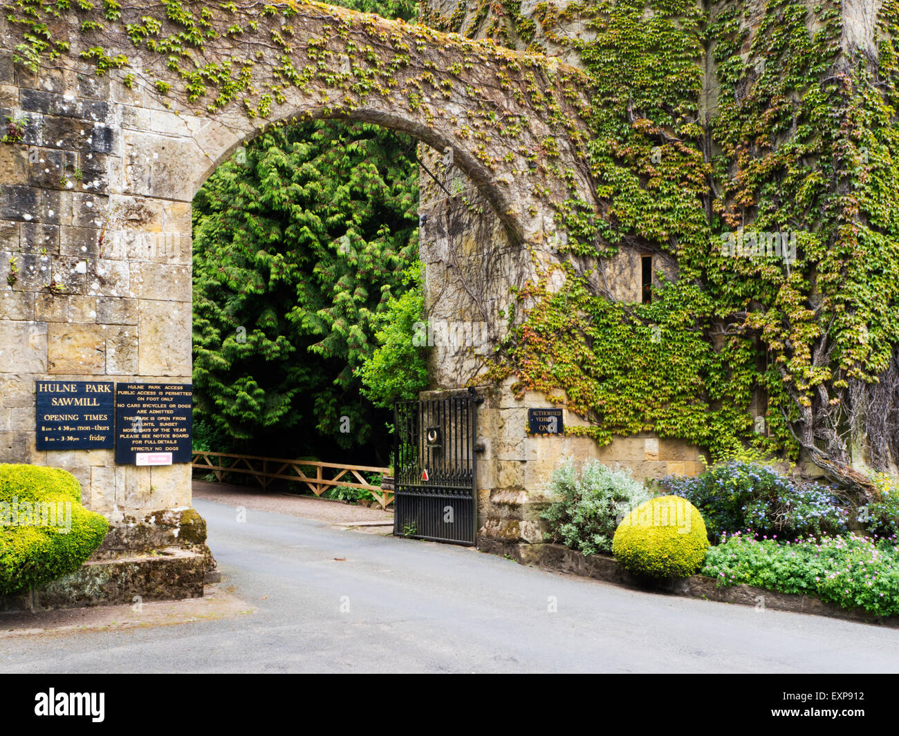 Porte d'entrée à Hulne Park sur Ratten Ligne dans Alnwick Northumberland England Banque D'Images