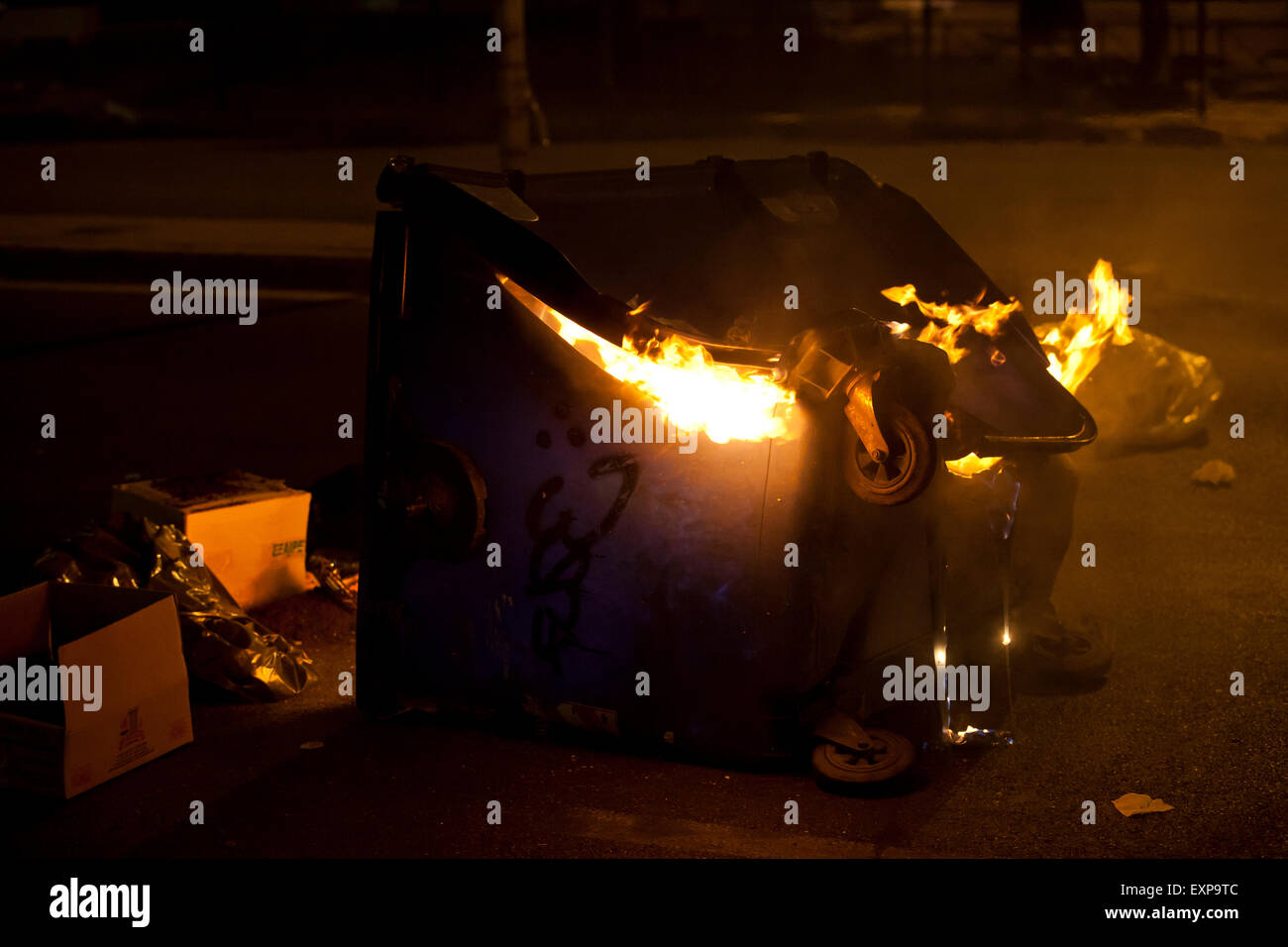 Athènes, Grèce. 15 juillet, 2015. Dommages causés par les anarchistes au cours de la lutte contre les manifestations d'austérité à Athènes alors que le 3e vote de renflouement est duscussed dans le parlement grec. Crédit : Martin Garnham/Alamy Live News Banque D'Images