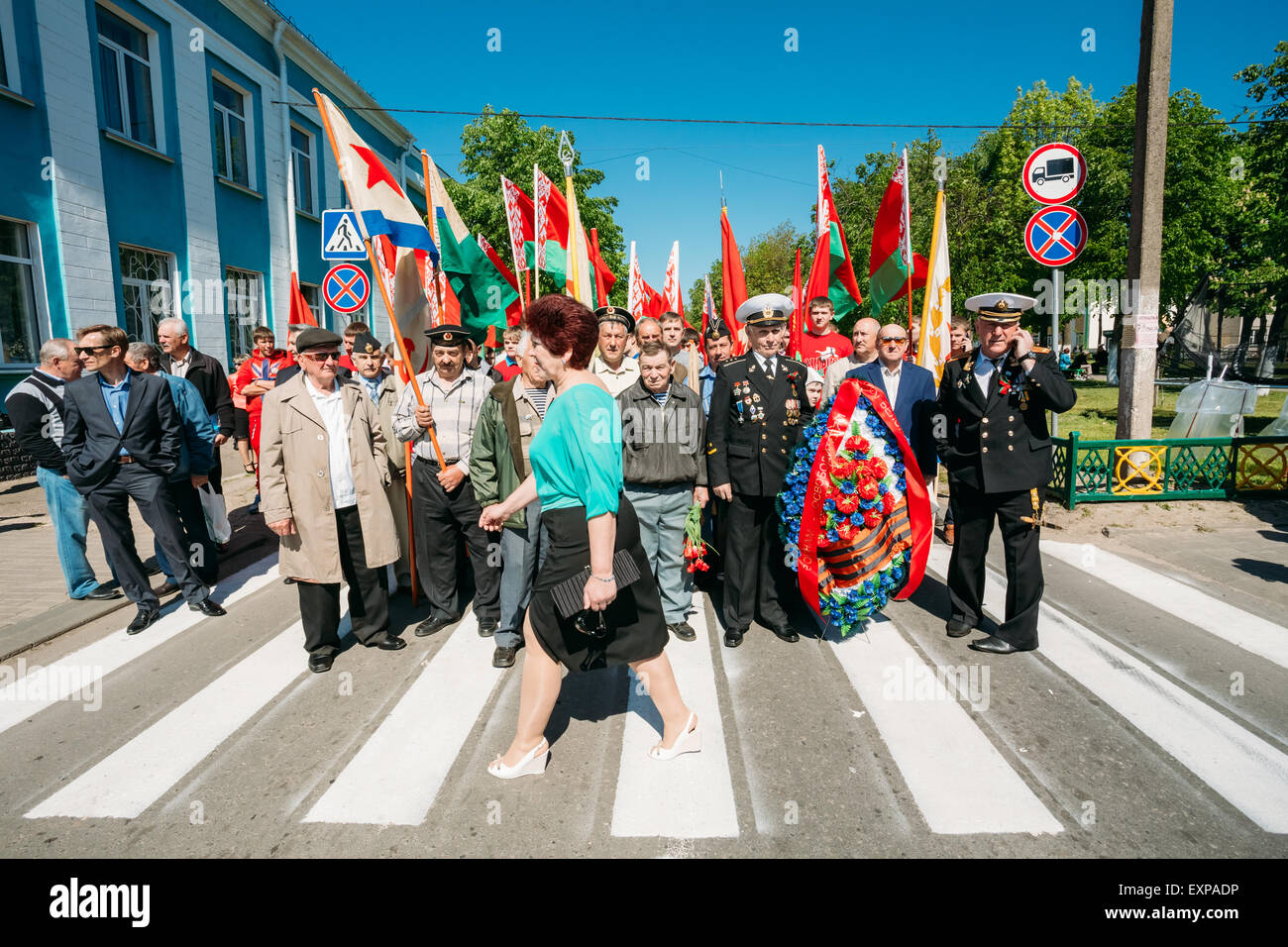 Dobrush région de Gomel (Bélarus), - le 9 mai 2014 : biélorusse non identifiés d'anciens combattants défilent tiennent des couronnes et des drapeaux de la G Banque D'Images