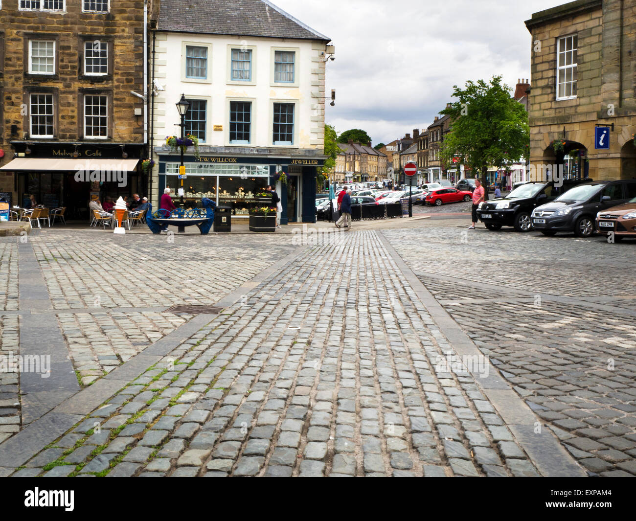 Place du marché à pavées Alnwick Northumberland England Banque D'Images