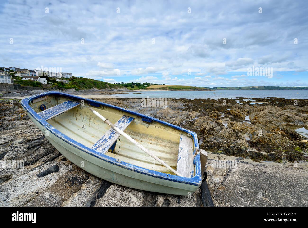 Un canot sur la plage à Portscatho un petit village de pêche pittoresque près de St Mawes sur la côte de Cornouailles Banque D'Images