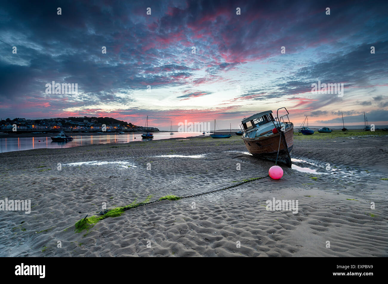 Un vieux bateau en bois sous un ciel au crépuscule sur la plage à Instow près de Bideford Devon, à la recherche d'Appledore Banque D'Images