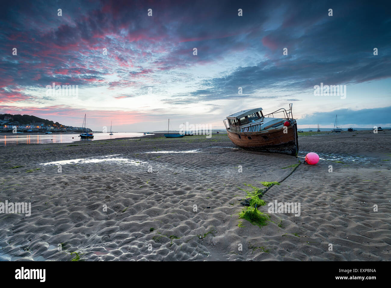 Magnifique coucher de soleil sur un vieux bateau en bois à Instow sur la côte du Devon, à l'extérieur, vers la baie de Bideford et Appledore Banque D'Images