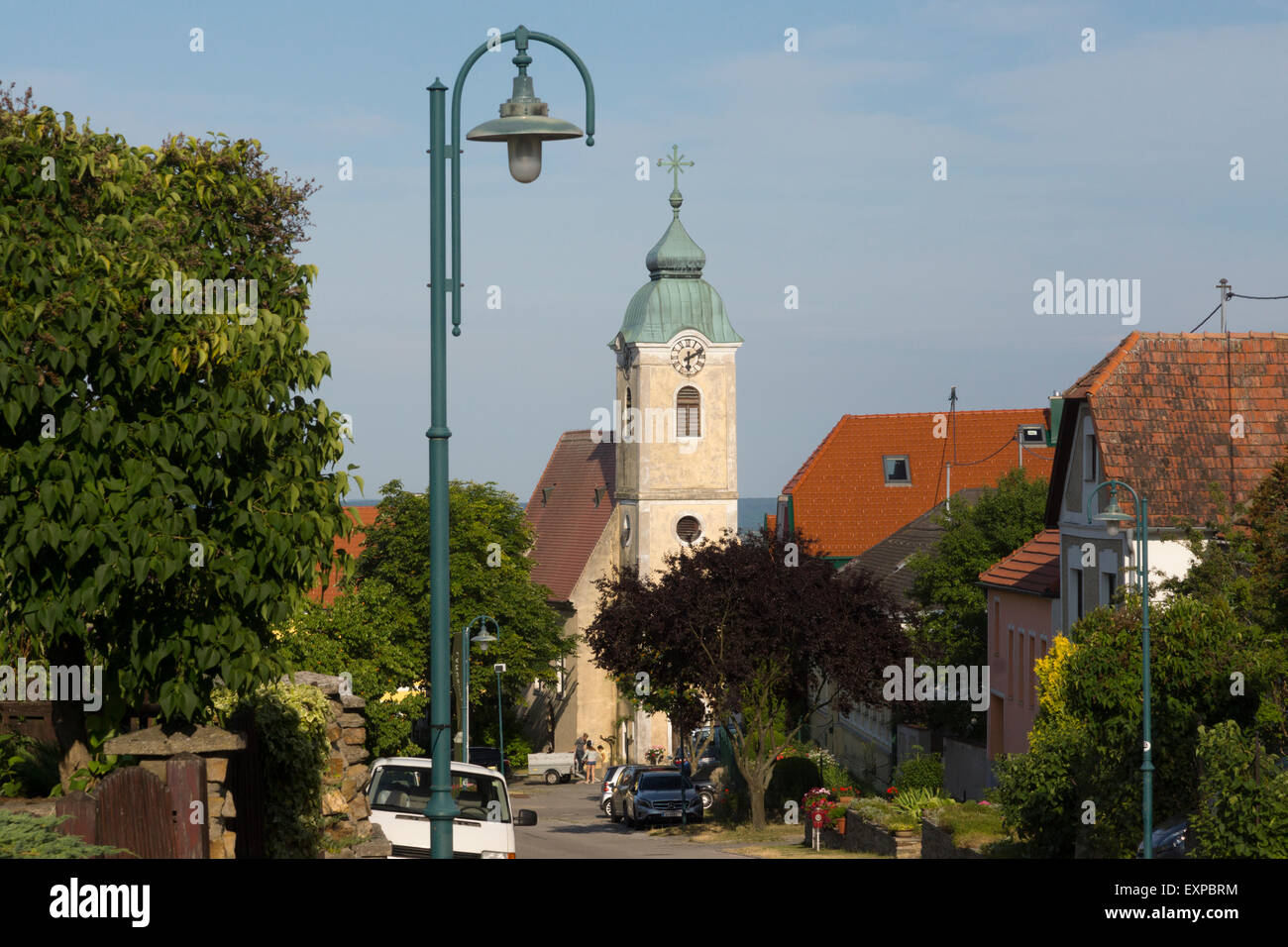 La route principale à travers le village de Mittelberg avec l'église en arrière-plan Banque D'Images
