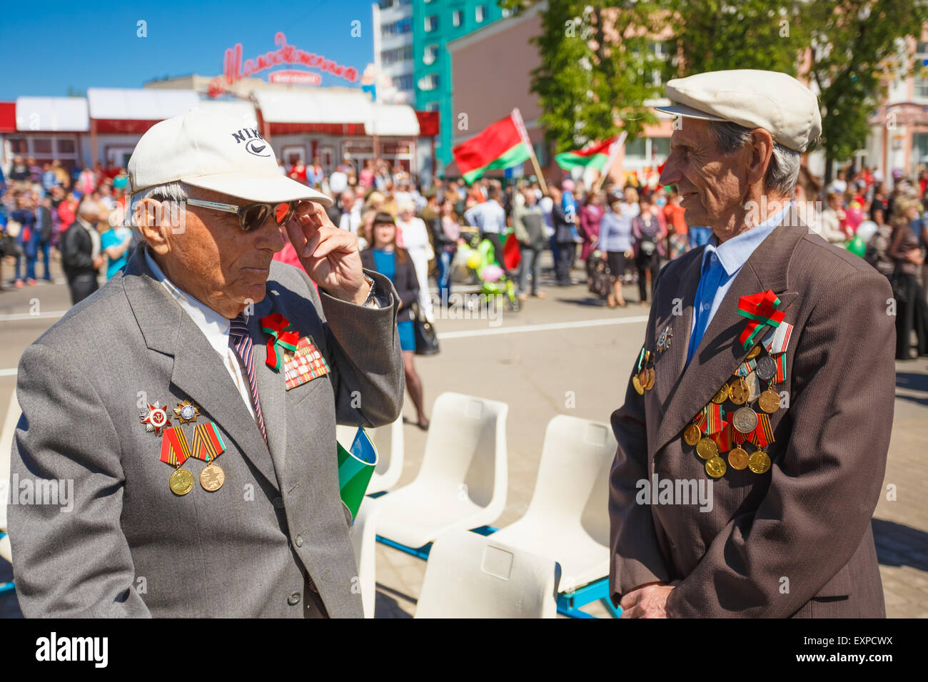 Dobrush région de Gomel (Bélarus), - le 9 mai 2014 : anciens combattants biélorusse non identifiés sur le défilé de la Grande Guerre Patriotique le jour de la Victoire Banque D'Images