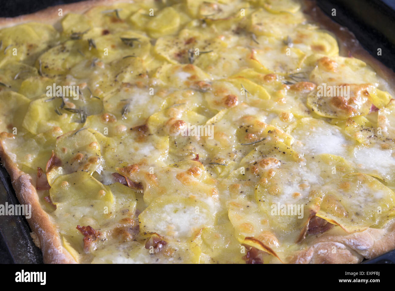 Pizza à la pelure de pommes de terre et mozzarella Banque D'Images