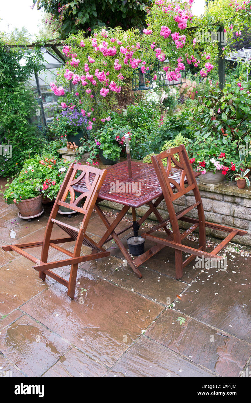 Patio et jardin humide après l'été gratuites. UK Banque D'Images