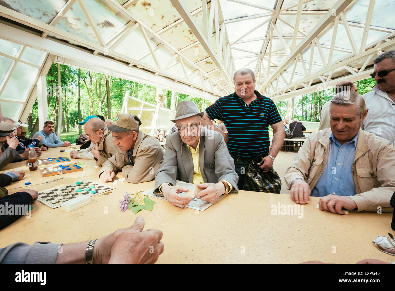 Biélorussie, MINSK - 9 mai 2014 : les retraités actifs, de vieux amis et de temps libre, les hommes s'amusant et en jouant aux échecs à city Banque D'Images