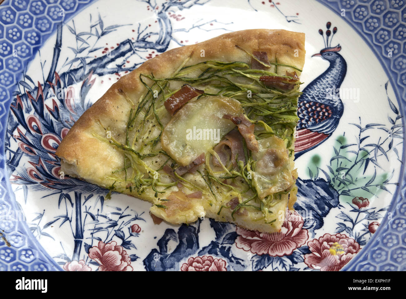 Les courgettes et fromage pizza Banque D'Images