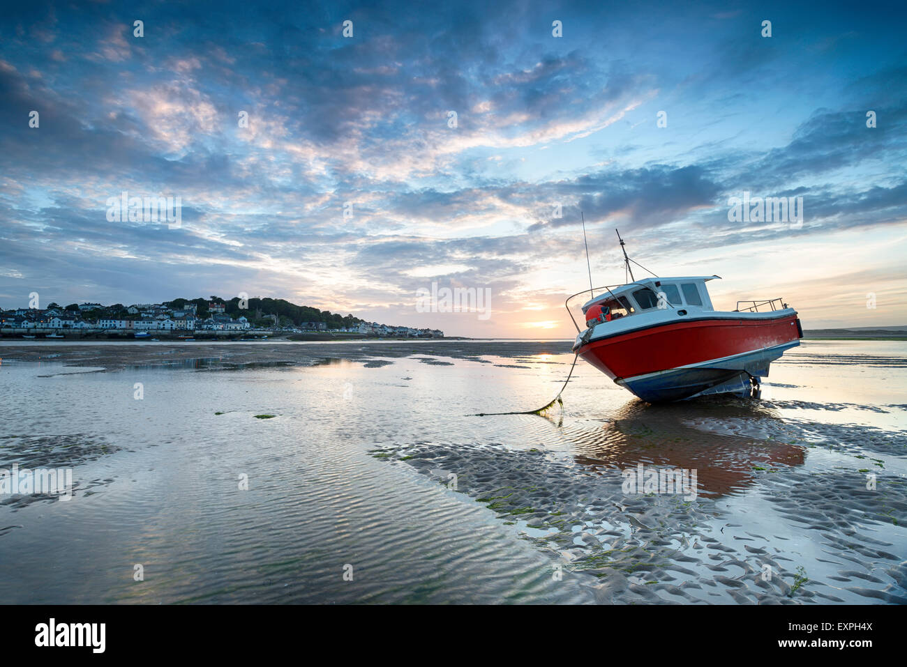 Bateau de pêche rouge sur la plage à Instow et donnant à l'autre côté de l'eau Appledore Banque D'Images
