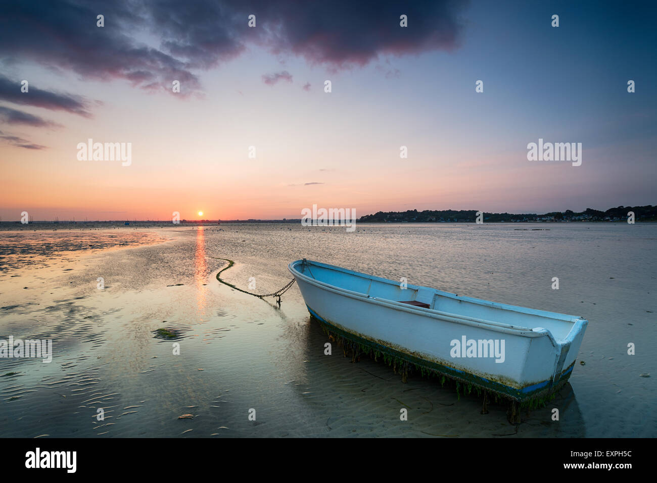 Coucher du soleil à Shore Road beach sur les bancs à Poole, dans le Dorset penisular Banque D'Images