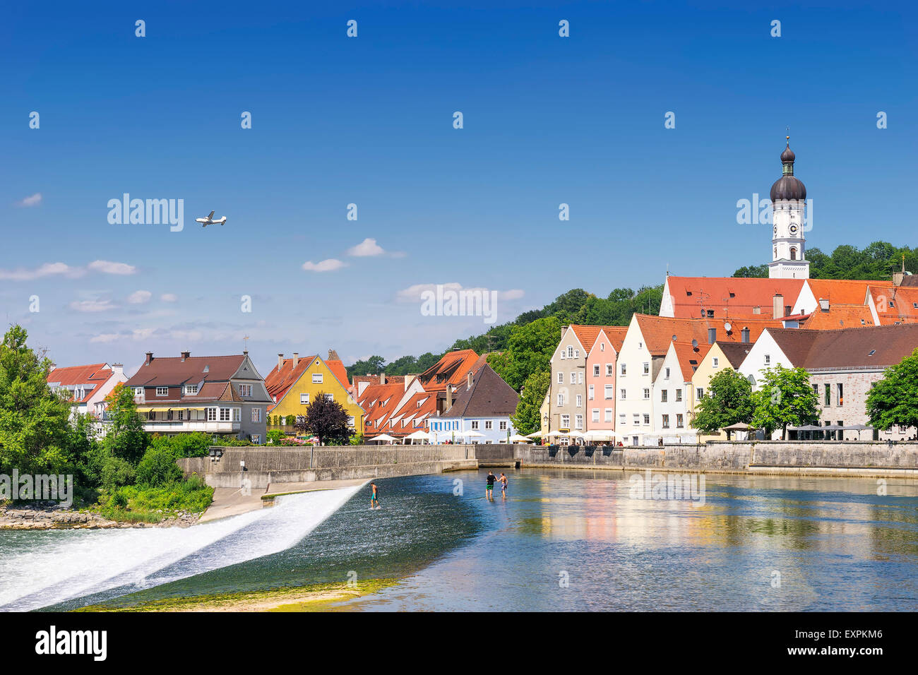 Vue de la ville de Landsberg avec la célèbre rivière Lech chute d'Karolinenwehr en Bavière, l'Allemagne et de l'espace libre dans le ciel bleu Banque D'Images