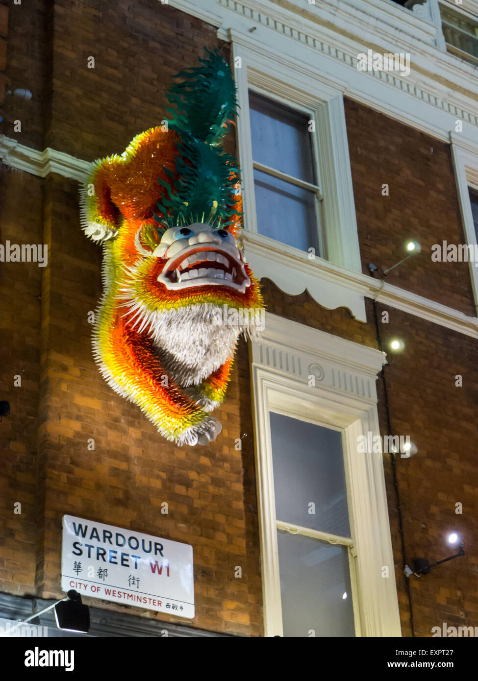 China Town, Londres, Angleterre. Le Nouvel An chinois dragon sur le mur dans Wardour Street, Soho. Banque D'Images
