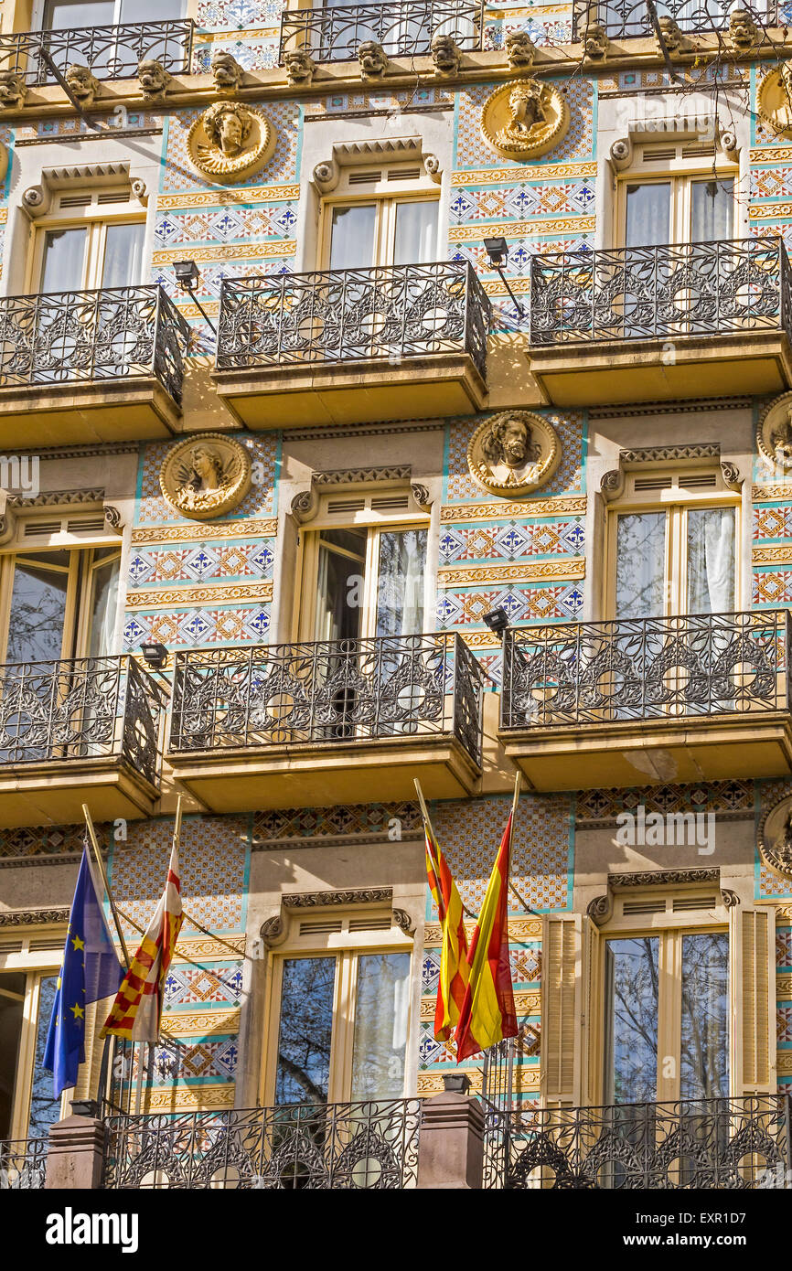 Balcons colorés La Rambla Catalunya Barcelone Espagne Banque D'Images