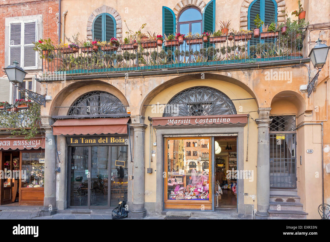 Boutiques dans la Piazza San Michele Lucca Toscane Italie Banque D'Images
