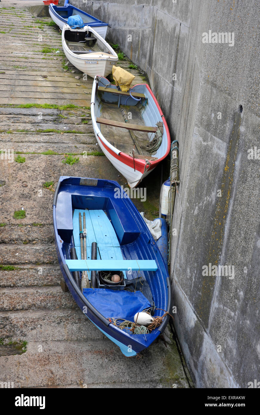 Bateaux de pêche sur la cale de halage à West Cliff à Sheringham sur la côte nord du comté de Norfolk. Banque D'Images
