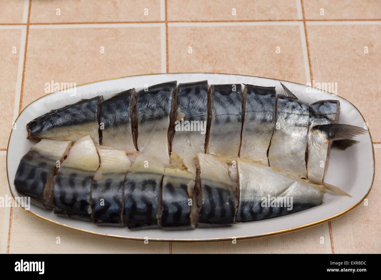 Le maquereau coupé par tranches se trouve sur la plaque étendue Banque D'Images