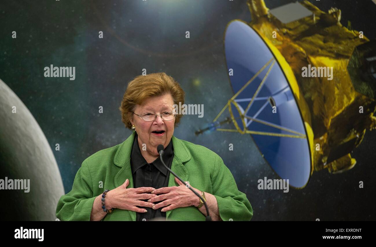 Le sénateur Barbara Mikulski américain parle aux membres de l'équipe de nouveaux horizons à la Johns Hopkins University Applied Physics Laboratory, 13 juillet 2015 à Laurel, Maryland. Banque D'Images
