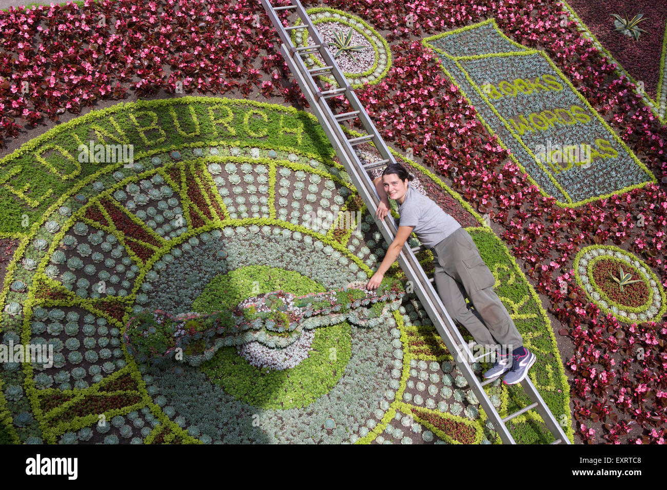 Edinburgh, Ecosse, Royaume-Uni. 16 juillet, 2015. L'horloge florale dans les jardins de Princes Street a été révélé aujourd'hui, qui fête cette année dix ans d'Edimbourg comme Ville UNESCO de la littérature. La célèbre horloge prend plus de cinq semaines pour créer et dispose d'un thème différent chaque année. Le premier a été planté en 1903 et au cours des années, elle a été inspiré par des thèmes tels que Robert Louis Stevenson, le centenaire de la décennie comme une ville du commerce équitable et de la reine Elizabeth II Coronation. Crédit : Richard Dyson/Alamy Live News Banque D'Images