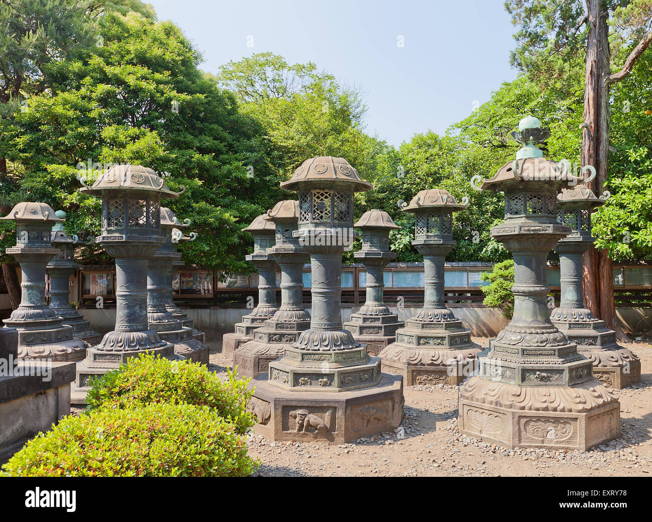 Lanternes de Bronze (Toro) à Ueno Toshogu Shinto Shrine à Tokyo, Japon Banque D'Images