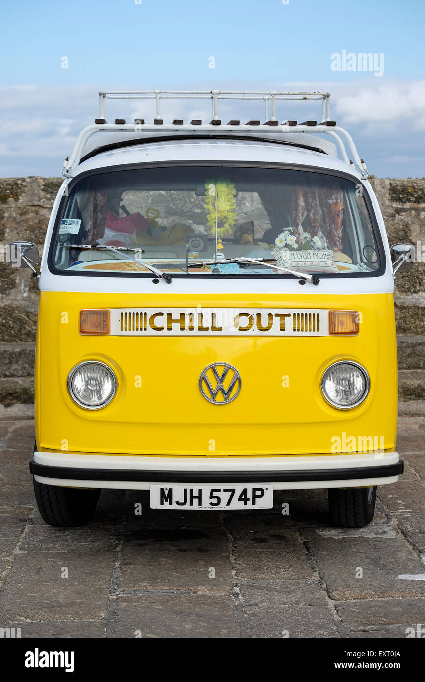 St Ives, Cornwall, UK : CAMPING-CAR VW jaune avec "Décompresser" signe sur l'avant, stationné à St Ives, Cornwall. Banque D'Images