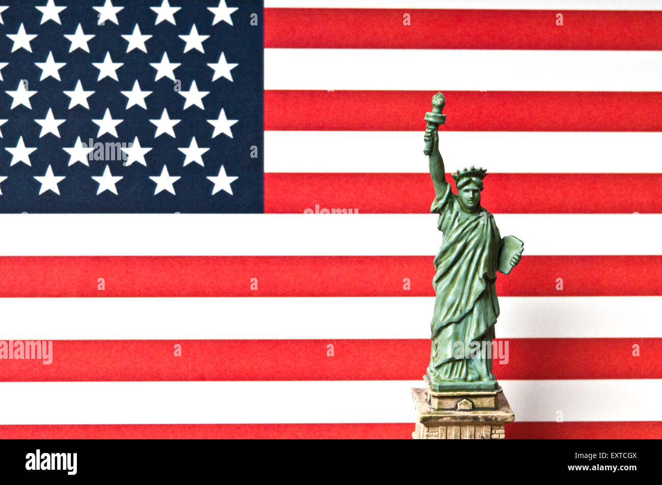 Jouet miniature en plastique de statue de la liberté et drapeau USA - 4 juillet, jour de l'indépendance Banque D'Images Jouet miniature en plastique de statue de la liberté et drapeau USA - 4 juillet, jour de l'indépendance Banque D'Images
