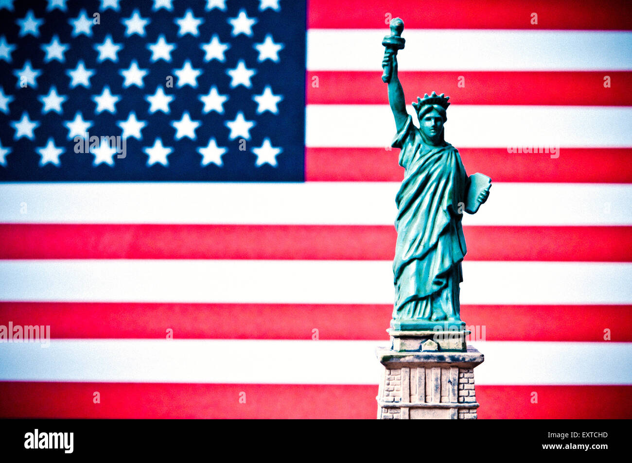 Jouet miniature en plastique de statue de la liberté et drapeau USA - 4 juillet, jour de l'indépendance Banque D'Images Jouet miniature en plastique de statue de la liberté et drapeau USA - 4 juillet, jour de l'indépendance Banque D'Images