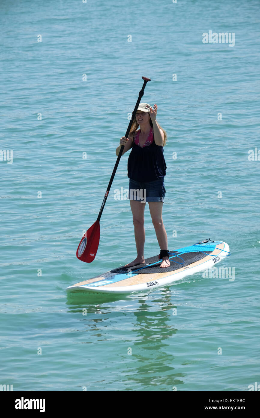 St Ives, Cornwall, UK : Femme en Paddleboard Banque D'Images