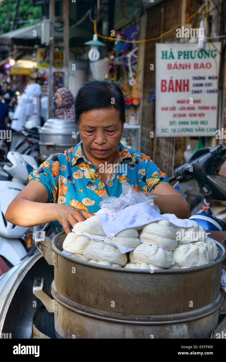 Steamed bun vendeur sur les rues de Hanoi, Vietnam Banque D'Images