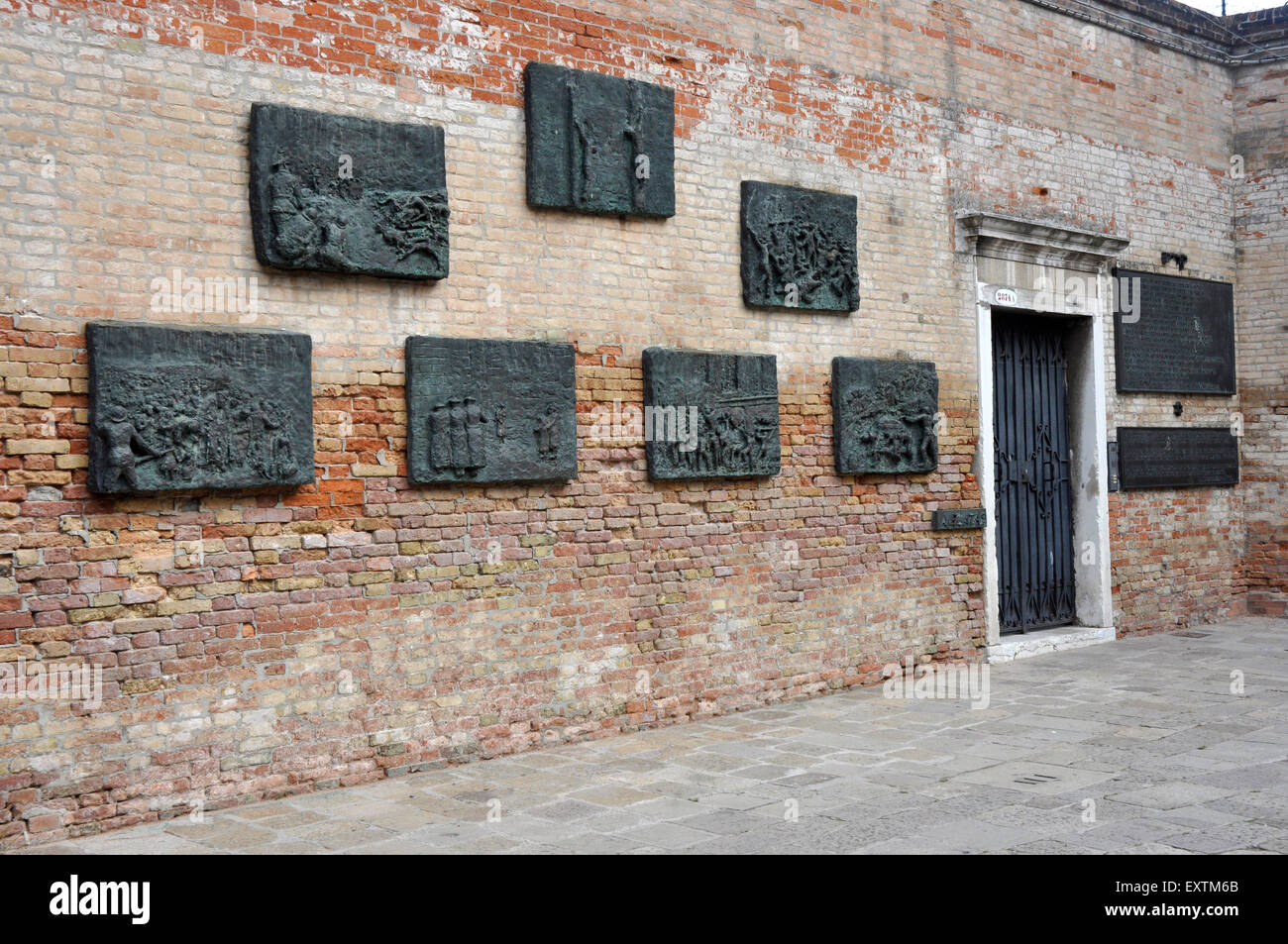 Italie - Venise - Cannagerio région - Campo dei -Ghetto mur sculpté de reliefs - monument aux morts juifs Vénitiens en holocauste. Banque D'Images