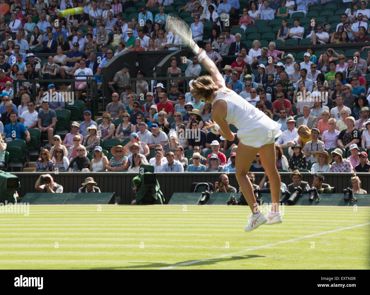 Jo Konta, le Court Central de Wimbledon, 2015 le jour 1 Banque D'Images