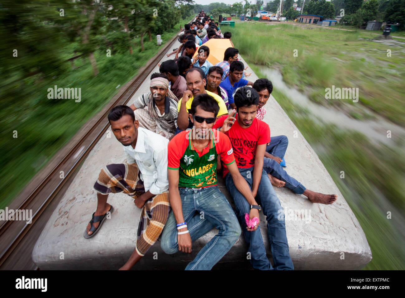 Dhaka, Bangladesh. 16 juillet, 2015. Les personnes illettrées musulmane foule sur le toit aussi prendre un risque et d'attendre un autre train comme une tentative de se rendre dans leurs villages, en avant de l'Eid ul-Fitr célébrations à la gare de l'aéroport de Dhaka. Des millions de Bangladais voyagent à domicile, voyages en train bondé que le retour dangereux. Les musulmans du monde entier se préparent à célébrer l'un des plus gros festival religieuse musulmane de l'Aïd el-Fitr après la fin du Ramadan. Credit : ZUMA Press, Inc./Alamy Live News Banque D'Images