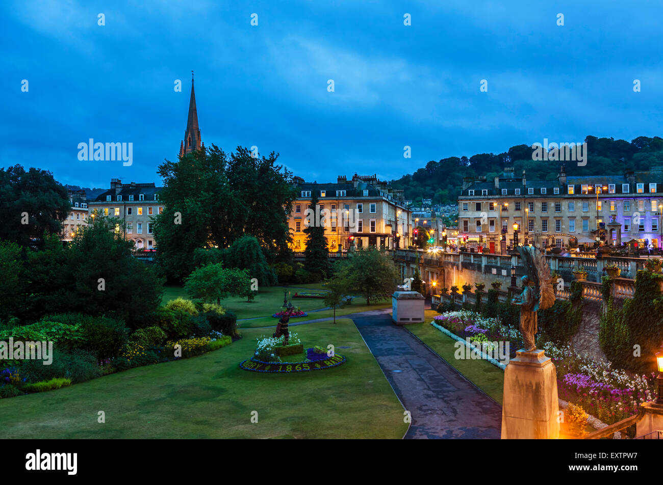 Photo de nuit de défilé des jardins dans le quartier historique du vieux centre-ville, baignoire, Somerset, England, UK Banque D'Images