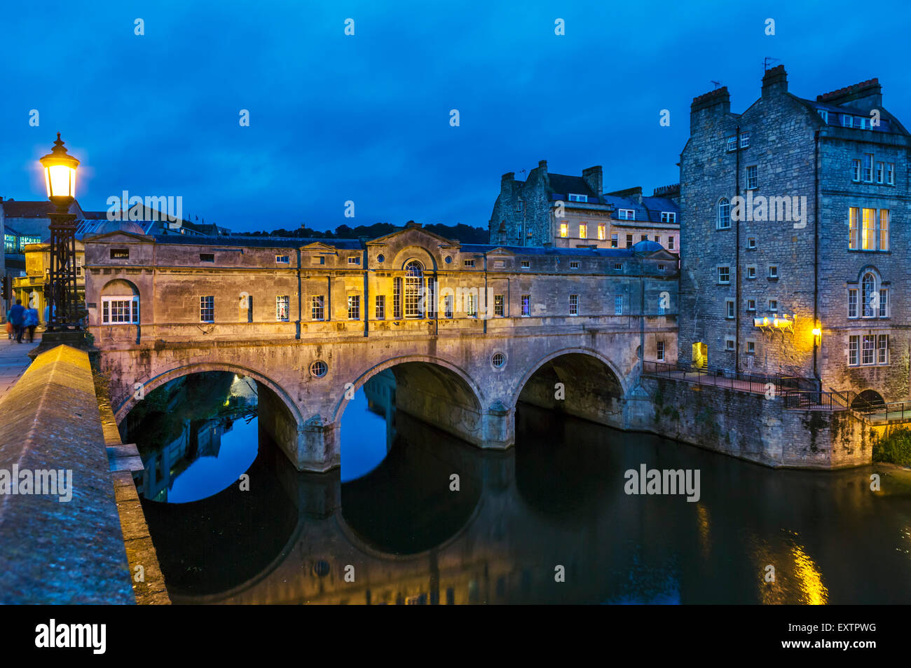 Photo de nuit de l'historique 18thC Pulteney Bridge sur la rivière Avon, dans le centre-ville historique, Bath, Somerset, England, UK Banque D'Images
