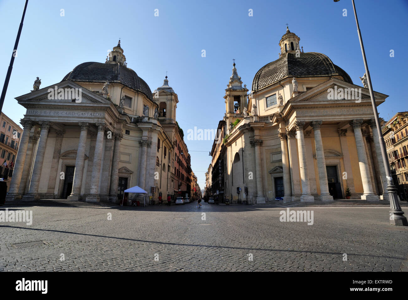 Italie, Rome, Piazza del Popolo, églises Santa Maria di Montesanto (à gauche) et Santa Maria dei Miracoli (à droite) Banque D'Images