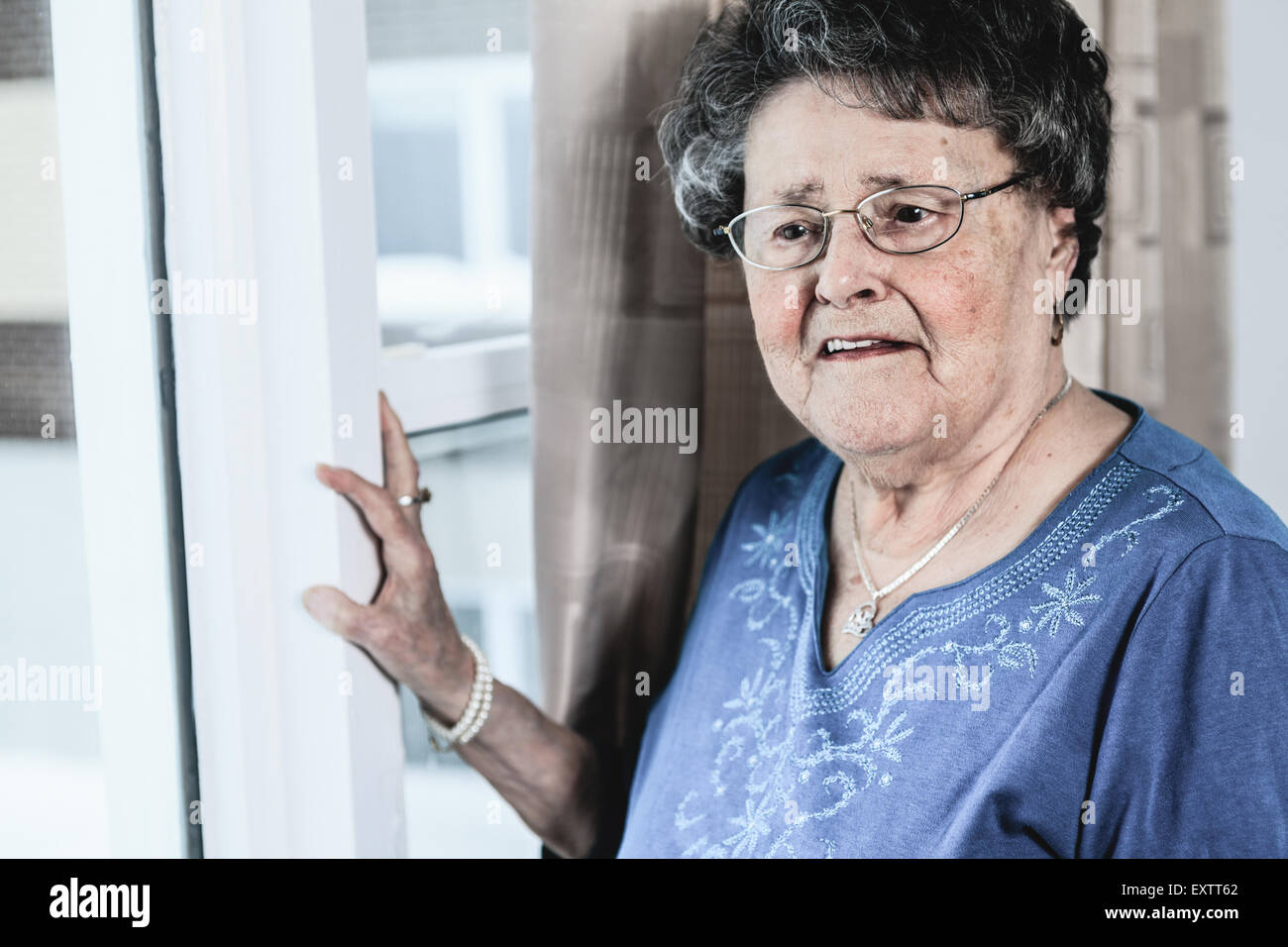 Un seul grand-mère de 90 ans est en vacances Banque D'Images