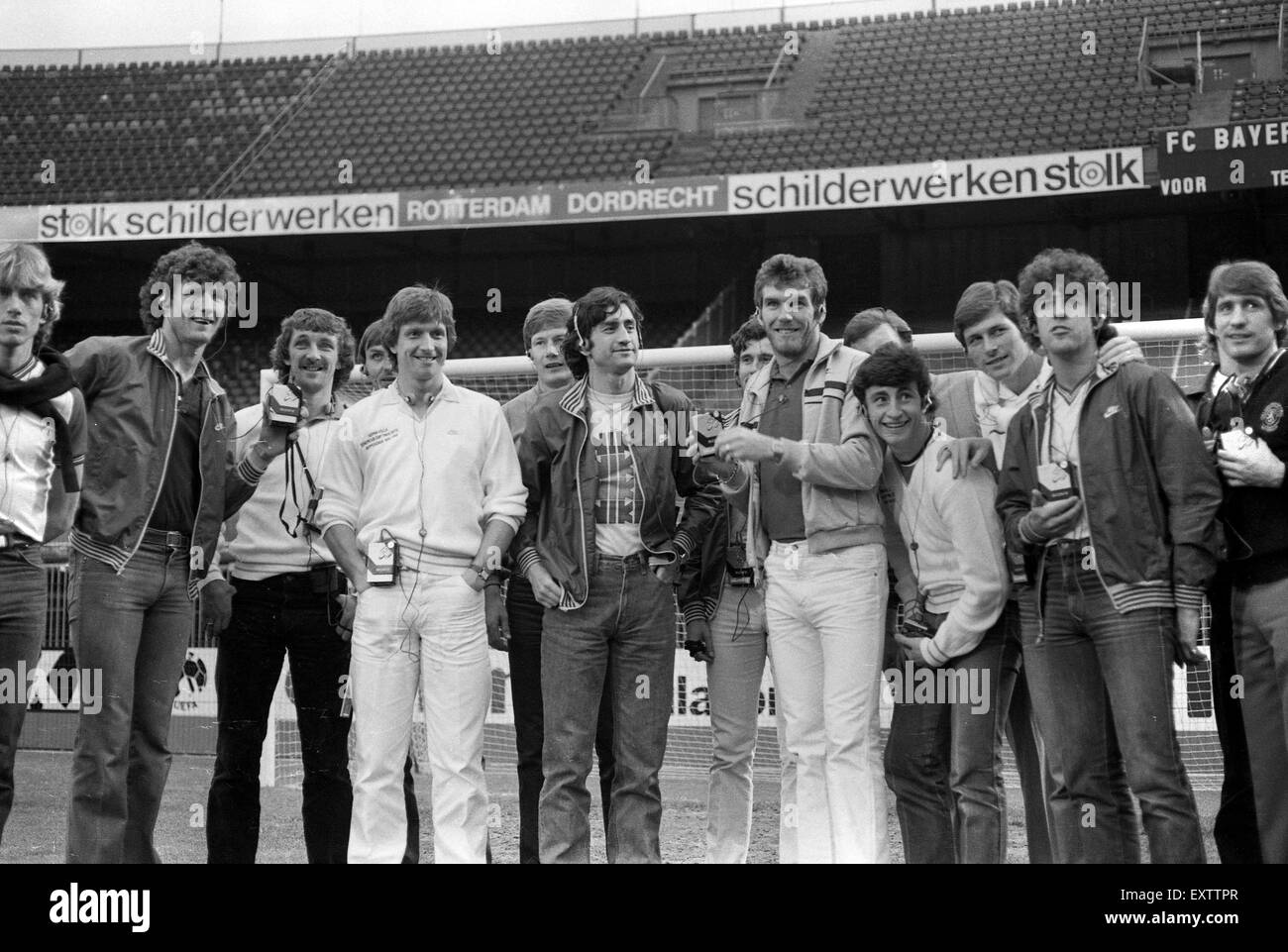 Aston Villa Football avec Walkman Sony Music joueurs avant la finale de la Coupe européenne à Rotterdam 26/5/82 Aston Villa v Bayern Munich Banque D'Images