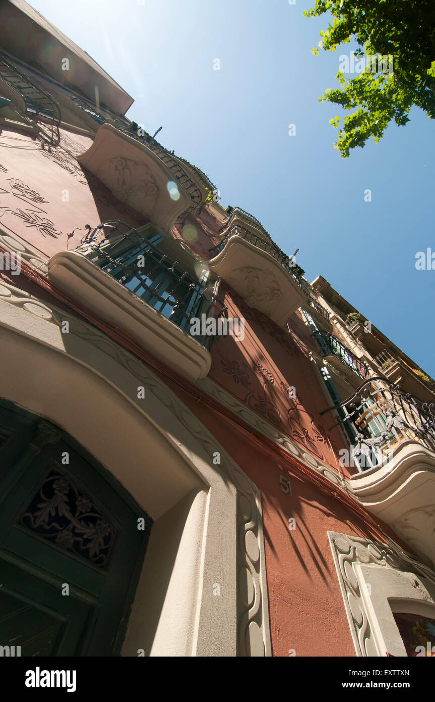 Lookinng à balcons dans Rambla del Poblenou, Barcelone Banque D'Images
