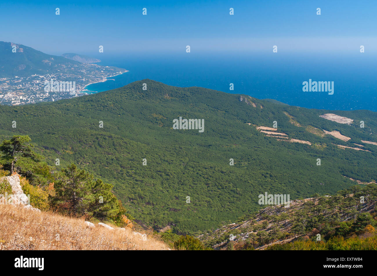 Vue sur la ville de Yalta de la péninsule de Crimée sur la montagne Ai-Petri Banque D'Images