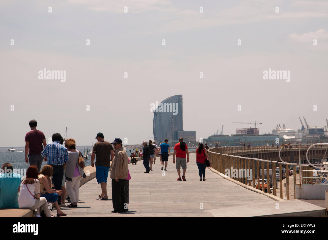 À la mer le long du Port Olympique mur vers Port Vell et W Barcelona hotel, Barcelone Banque D'Images