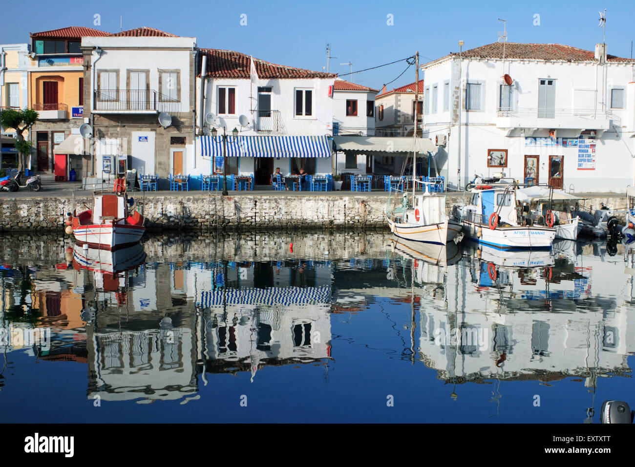 Myrina port de la ville avec ses tavernes traditionnelles le long du quai dock. L'île de Lemnos, en Grèce. Banque D'Images