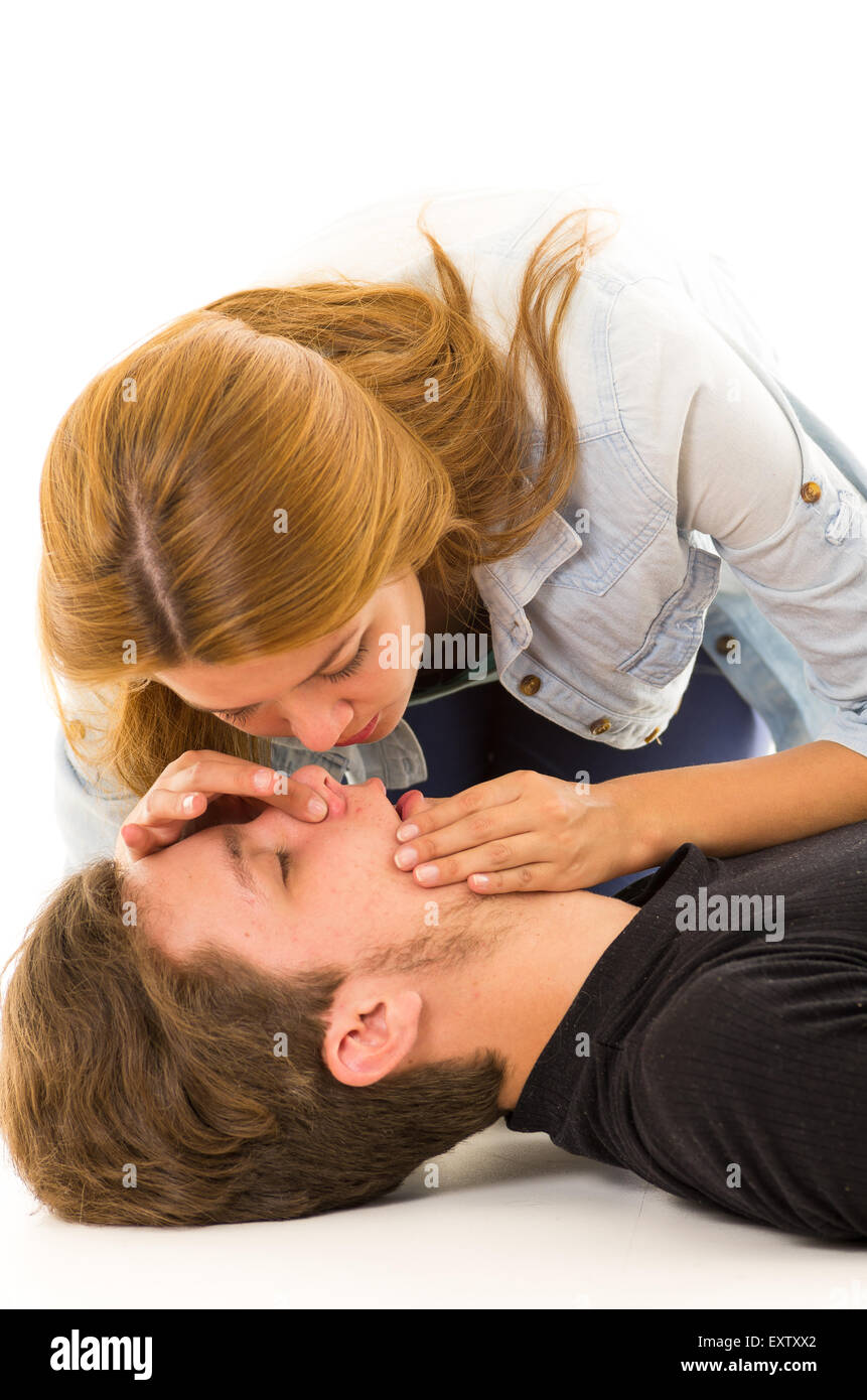 Démonstration de quelques techniques de premiers secours avec une femme sur le point d'effectuer la bouche Banque D'Images